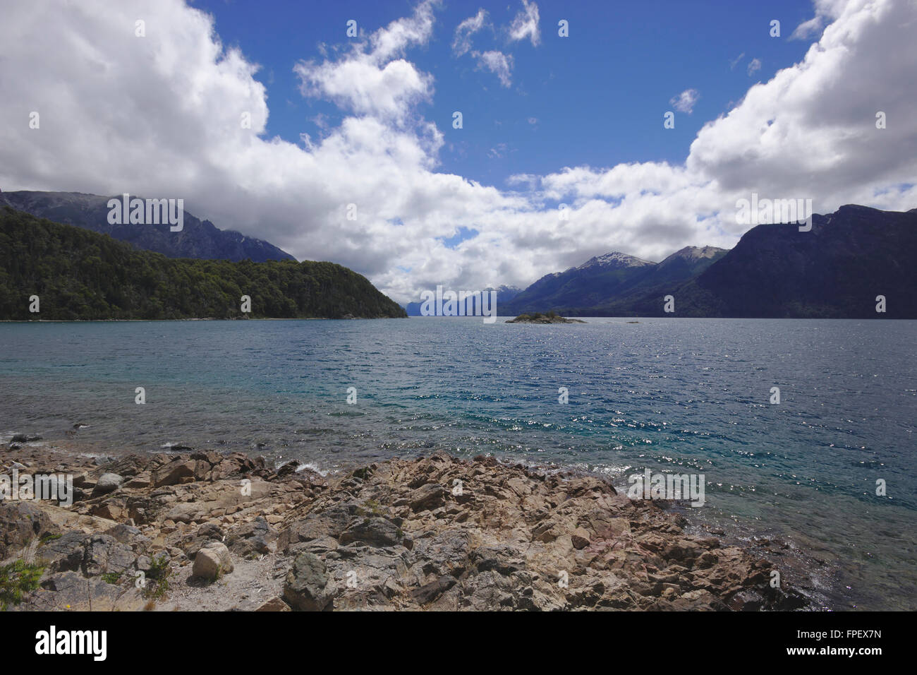 Riva del Lago Nahuel Huapi, Villa Tacul, Parque Municipal Llao Llao vicino a Bariloche, Patagonia, Argentinia Foto Stock
