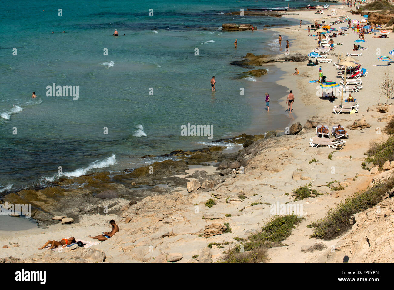 Spiaggia di Migjorn, Formentera, isole Baleari, Spagna. Hotel Riu La Mola. I vacanzieri, turisti, Platja de Migjorn, spiaggia, Formentera, Pityuses, isole Baleari, Spagna, Europa. Foto Stock