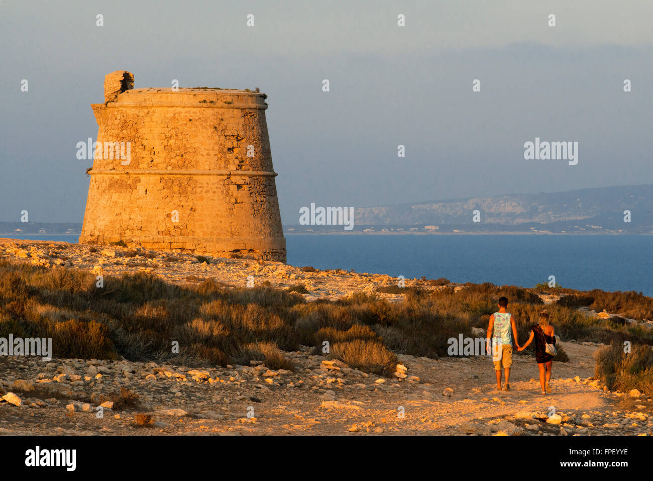 Torre Garroveret su suntet. Un paio di turista foto scattate nella Torre des Garroveret - una delle torri di Formentera, isole Baleari, Spagna. Foto Stock