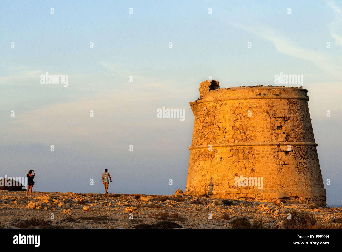 Torre Garroveret su suntet. Un paio di turista foto scattate nella Torre des Garroveret - una delle torri di Formentera, isole Baleari, Spagna. Foto Stock