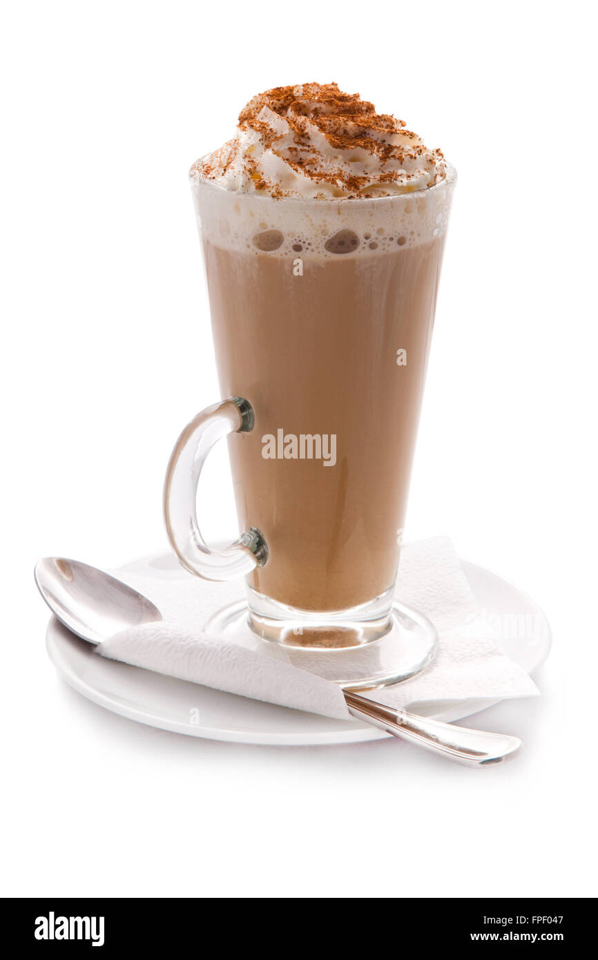 Bicchiere di vetro di caffè caldo con crema di latte e cannella Foto Stock