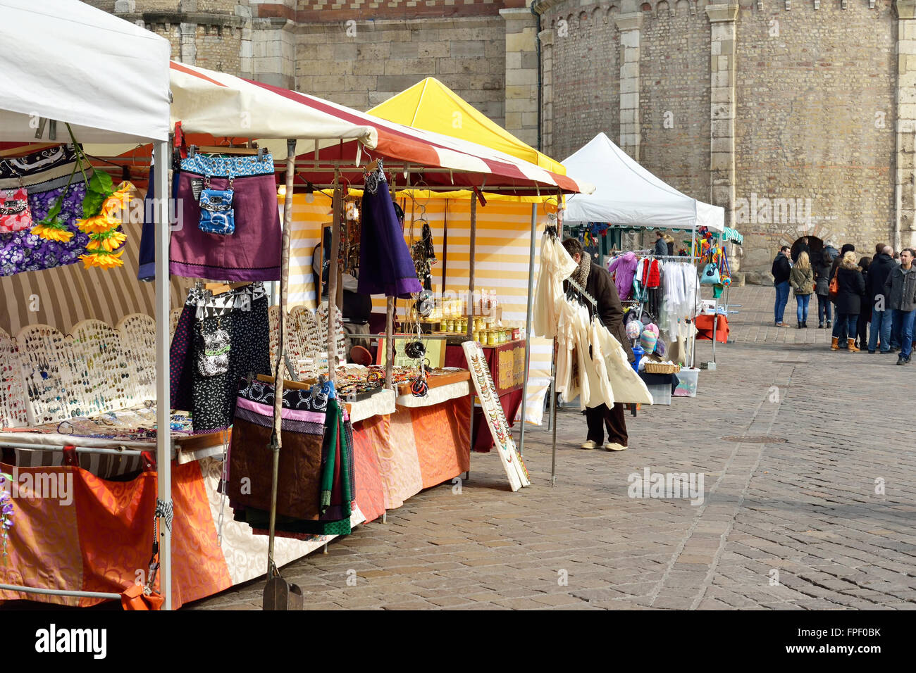 Tradizionale mercato turistico sulla parte anteriore del Vescovo chiesa cattedrale il 14 marzo 2015 a Treviri in Germania Foto Stock