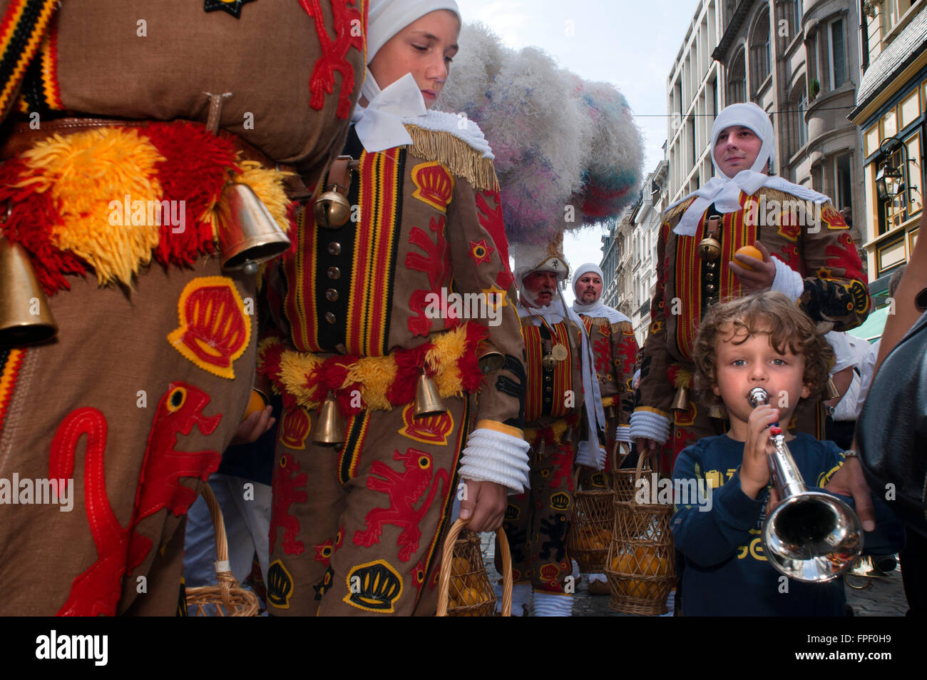 Dimostrazione del carnevale di Binche abiti, Bruxelles, Belgio. Patrimonio Mondiale UNESCO Parade Festival. Il Belgio. Il Vallone Comune, provincia di Hainaut. Il festival belga di Binche nei loro costumi tradizionali: Orientale princes, marinai e arlecchini attraverso le strade di Bruxelles. Una fantastica processione attraverso le strade di ciottoli della città al ritmo dei tamburi e artisti con maschere di cera e di piume di struzzo. Un'esperienza. Foto Stock