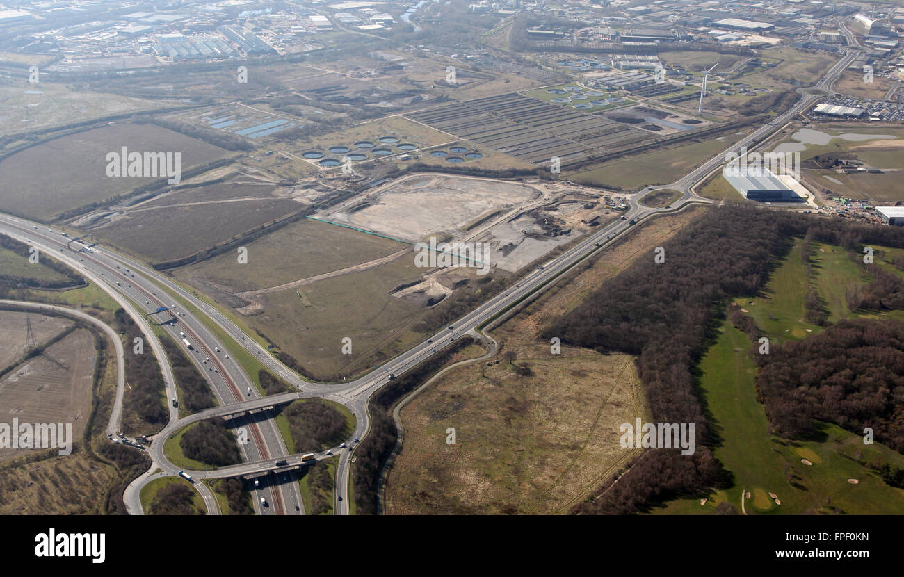 Vista aerea dello svincolo 45 della M1 e a Pontefract Lane in esecuzione a ovest di Leeds, Regno Unito Foto Stock