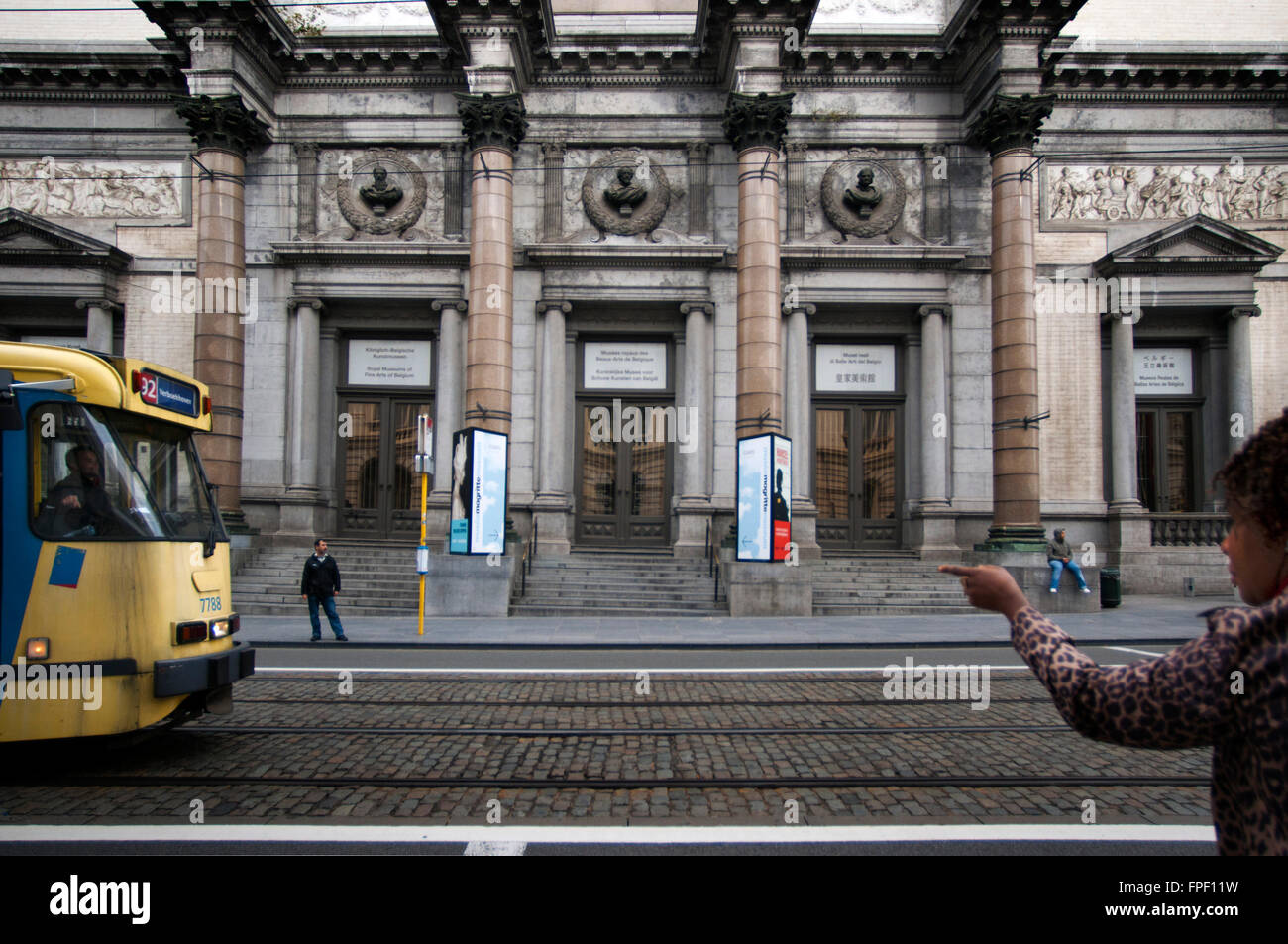 Al di fuori di entrata del Musée Royaux des Beaux-Arts, Bruxelles, Belgio. Questa mostra, uno dei più importanti e più visitati musei nel paese, contiene importanti esempi di musica classica e arte moderna. In tutto circa 20.000 pezzi case, la maggior parte di loro dipinti ma anche sculture e disegni risalenti al XIV secolo ai contemporanei. All'interno di essa mette in risalto la sua grande campione della pittura fiamminga, evidenziando anche la "Sala Rubens' contenente venti opere del famoso pittore. Foto Stock