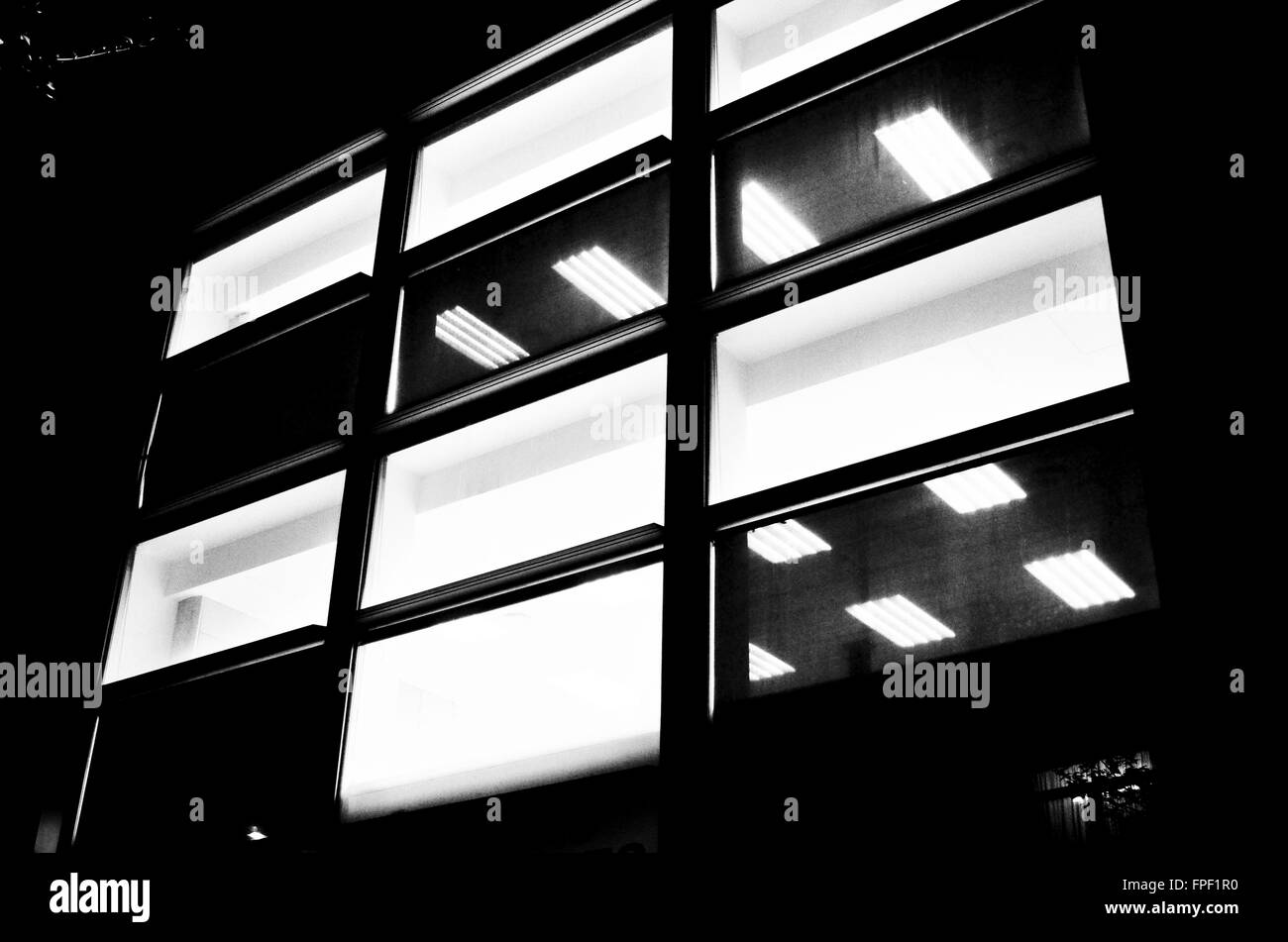 Edificio per uffici di notte. Barcellona, in Catalogna, Spagna. Foto Stock