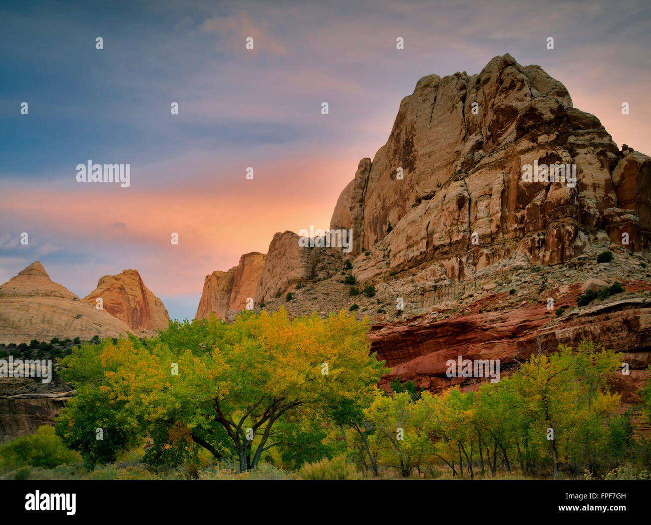 Le formazioni rocciose e autunno a colori a Capitol Reef National Park nello Utah Foto Stock