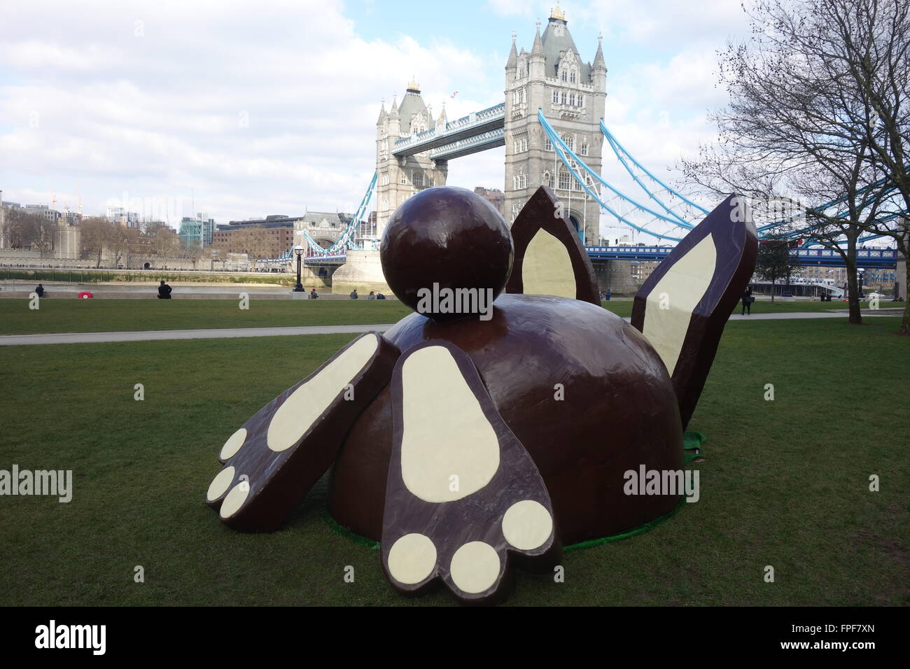 Dr Oetker - coniglio di cioccolato al Tower Bridge, London , REGNO UNITO Foto Stock