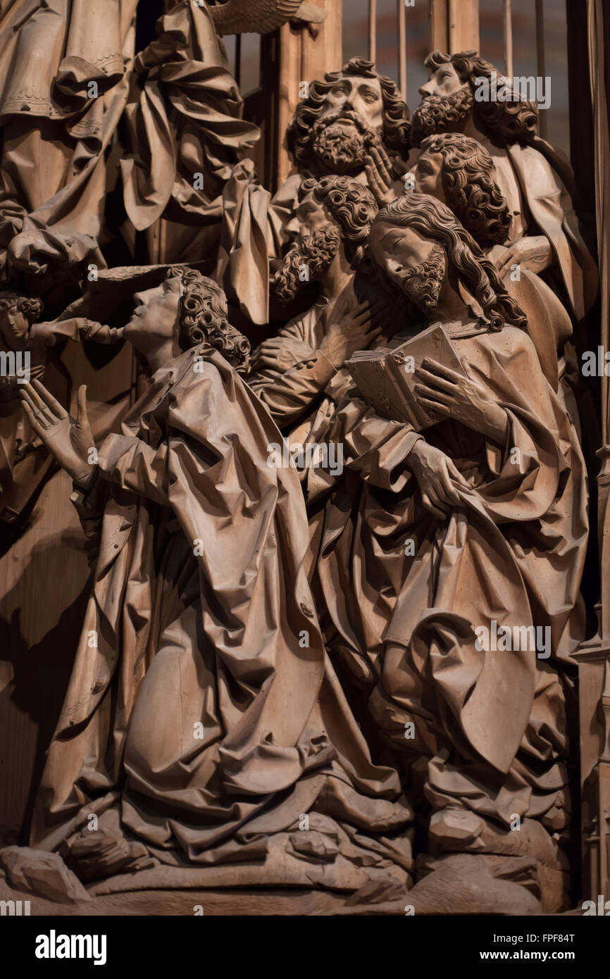 Dodici apostoli frequentare l'Assunzione della Vergine Maria. Dettaglio del pannello centrale della Vergine Maria Pala di scultore tedesco Tilman Riemenschneider nella chiesa Herrgottskirche vicino a Creglingen, Baden-Württemberg, Germania. Foto Stock