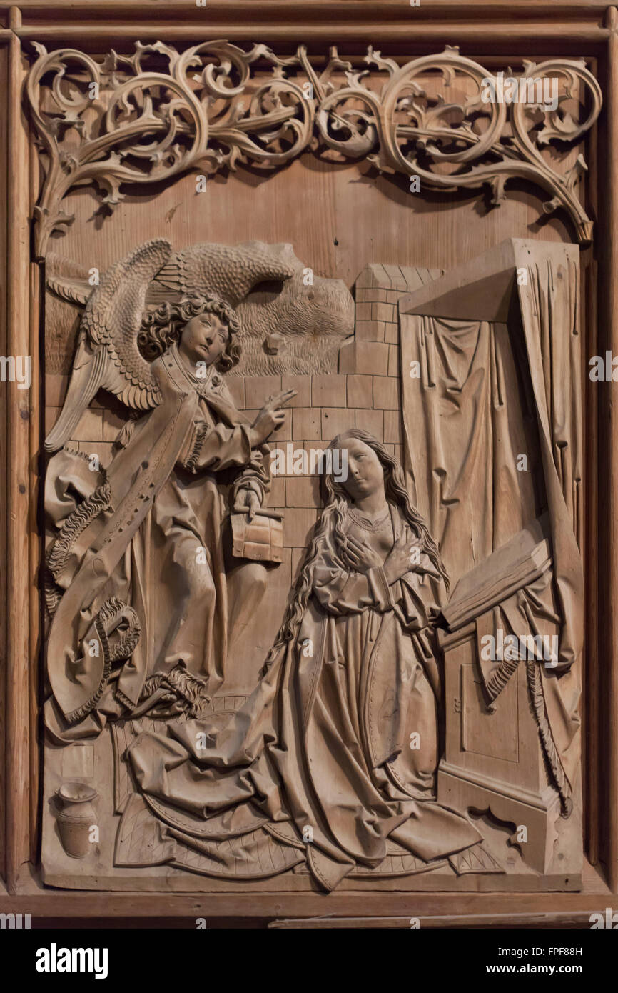 Annunciazione. Ala laterale pannello della Vergine Maria Pala di scultore tedesco Tilman Riemenschneider nella chiesa Herrgottskirche vicino a Creglingen, Baden-Württemberg, Germania. Foto Stock