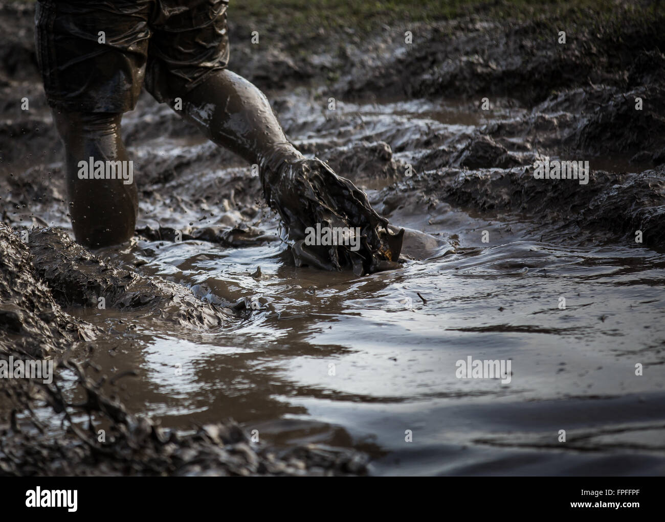 Deep acqua fangosa con piedini schizzi attraverso e trascinando il fango in una gara Foto Stock