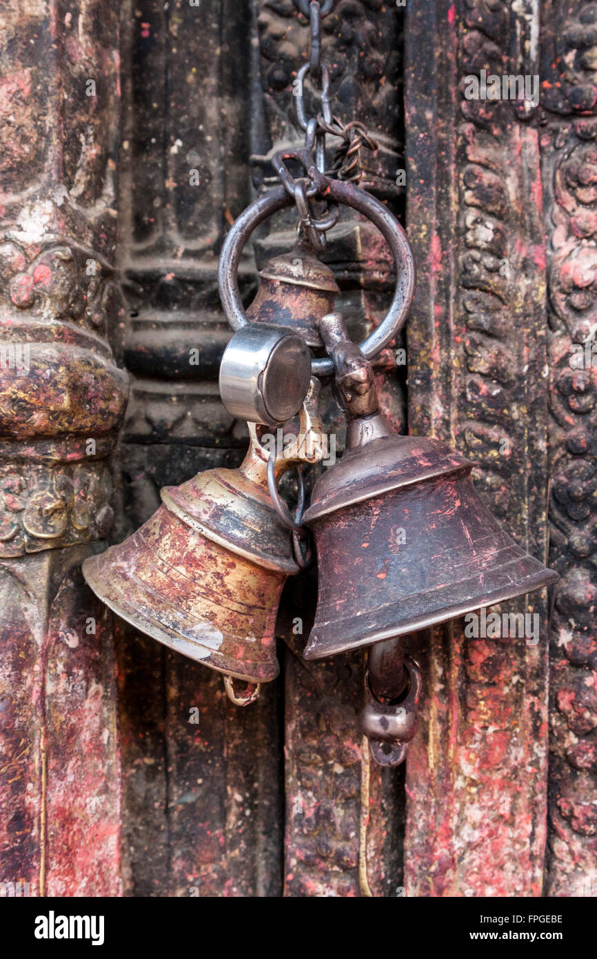 Il Nepal, Patan. Le campane in un tempio indù, utilizzato per informare della divinità della adoratore dell'arrivo, o per allontanare gli spiriti maligni. Foto Stock