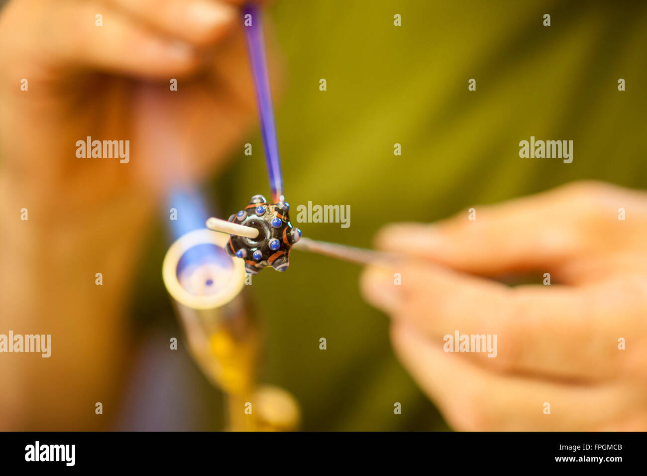 Cordone di vetro artista David Rosen funziona su un nuovo cordone, Santa Barbara City College Centro per l'Apprendimento Permanente, Goleta, California Foto Stock