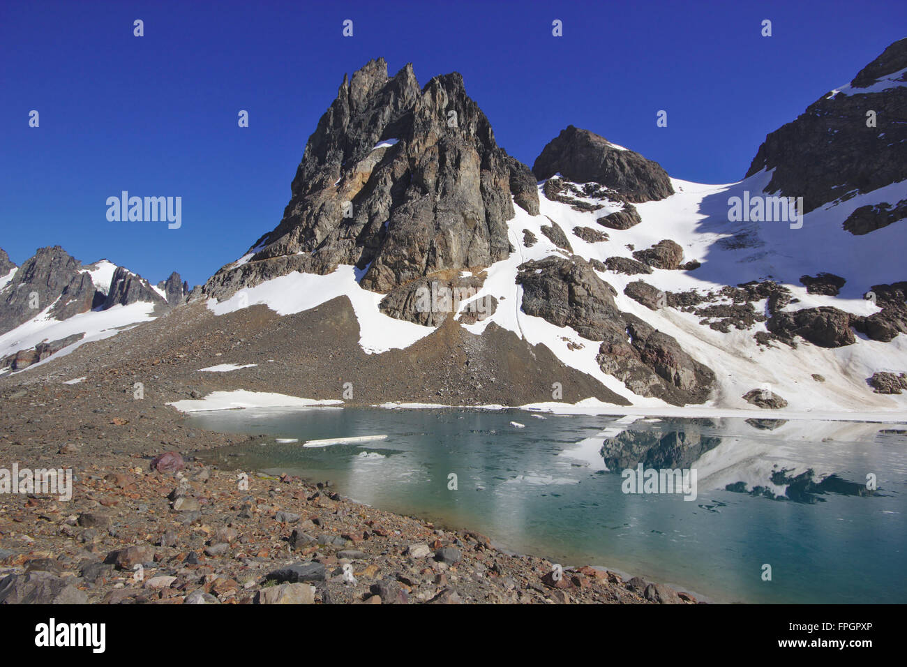 Lago di montagna sopra Campamento Nueva Zelandes, Patagonia, Cile Foto Stock
