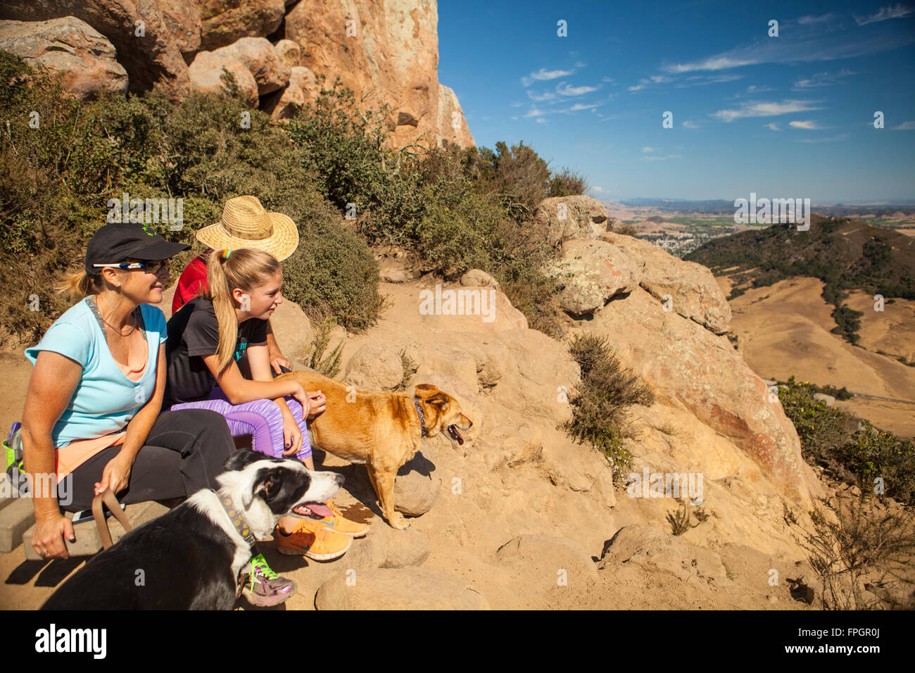 Gli escursionisti e vista di San Luis Obispo dal Vescovo di picco, San Luis Obispo, California Foto Stock