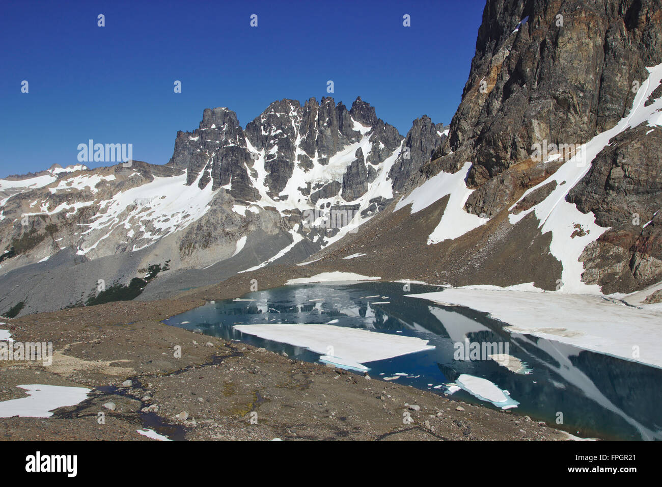Cerro Palo da est e il lago di montagna sopra Campamento Nueva Zelandes, Patagonia, Cile Foto Stock