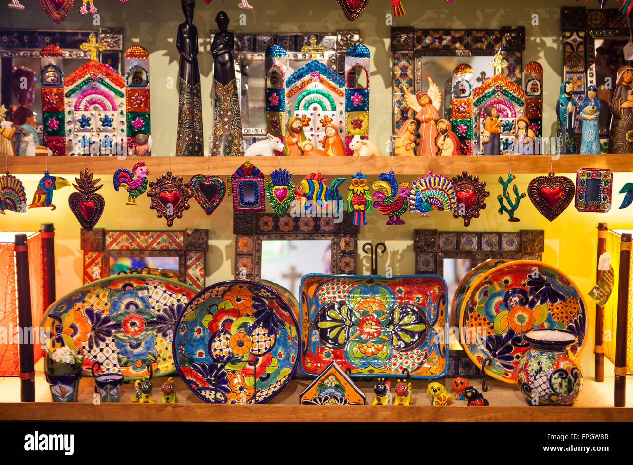 Messico e Guatemala e ceramiche di lavoro di stagno a cinabro, Cambria, California Foto Stock