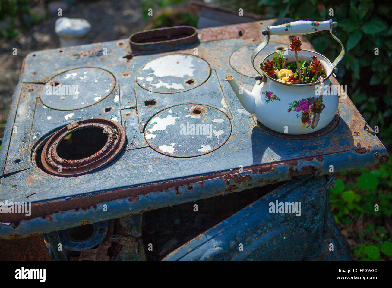 Vecchia stufa e teiera piantatrice in giardino, erbe incantato Regali e giardino, Cambria, California Foto Stock