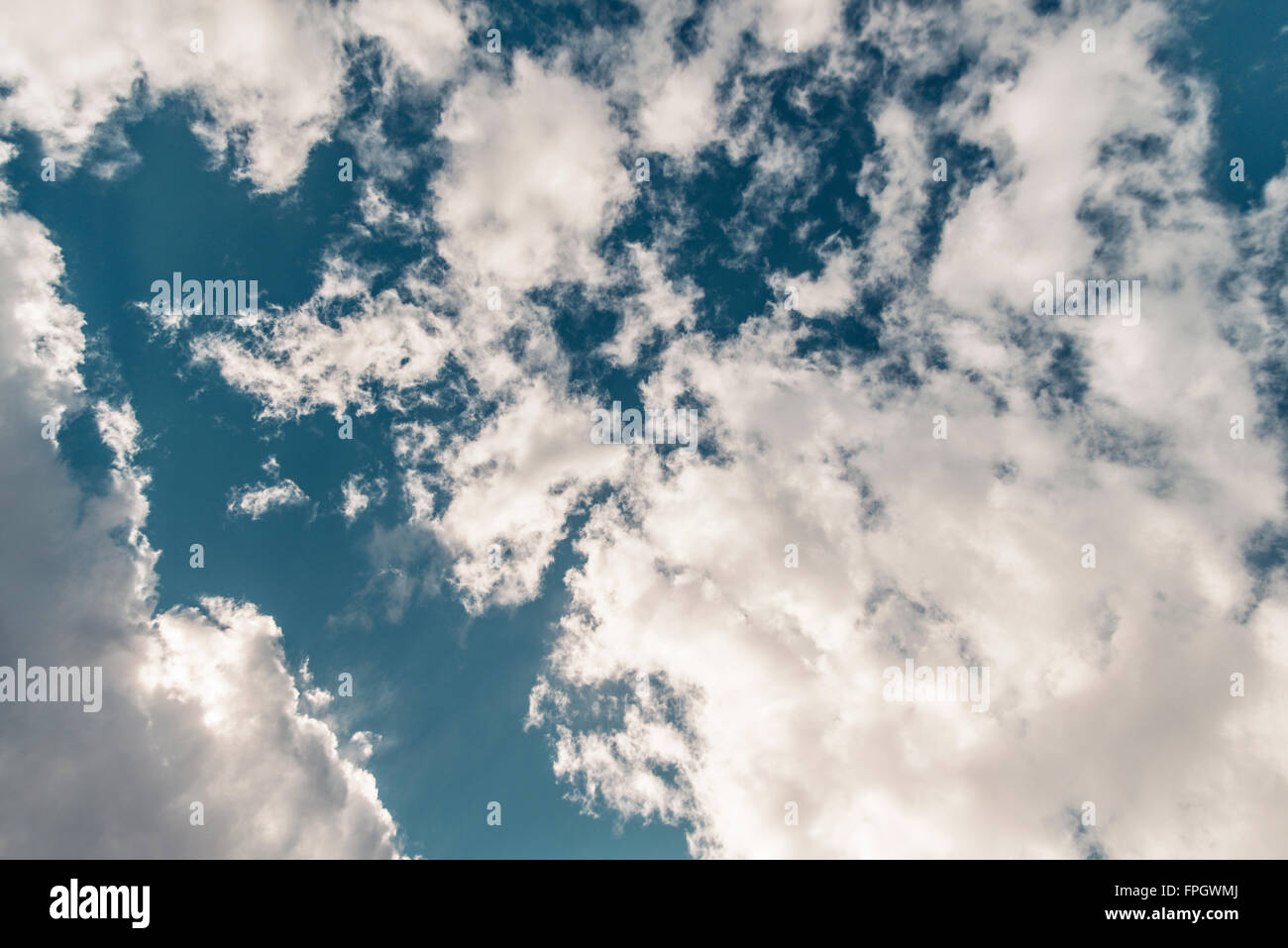 Nuvole nel cielo blu Foto Stock