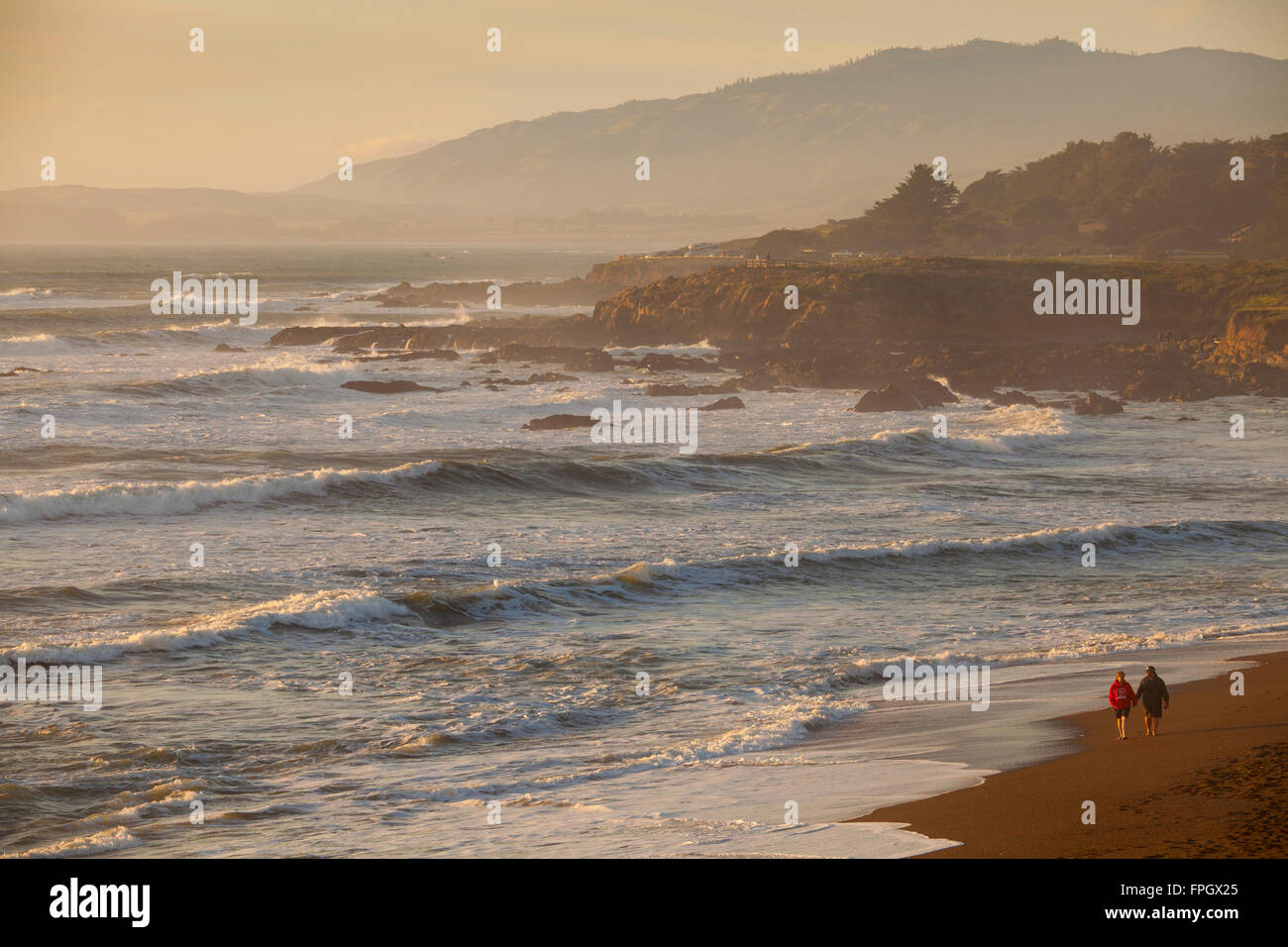 Navigare in Pietra di Luna Beach, Cambria, California Foto Stock