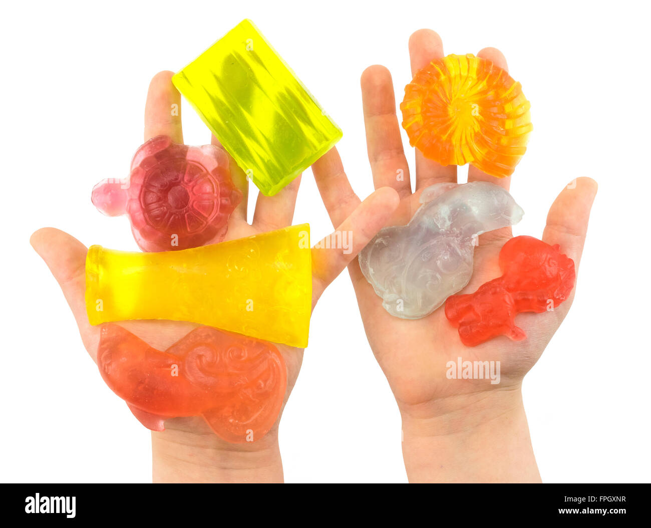 Isolato di colore fatti a mano pezzi di sapone in kids palms Foto Stock