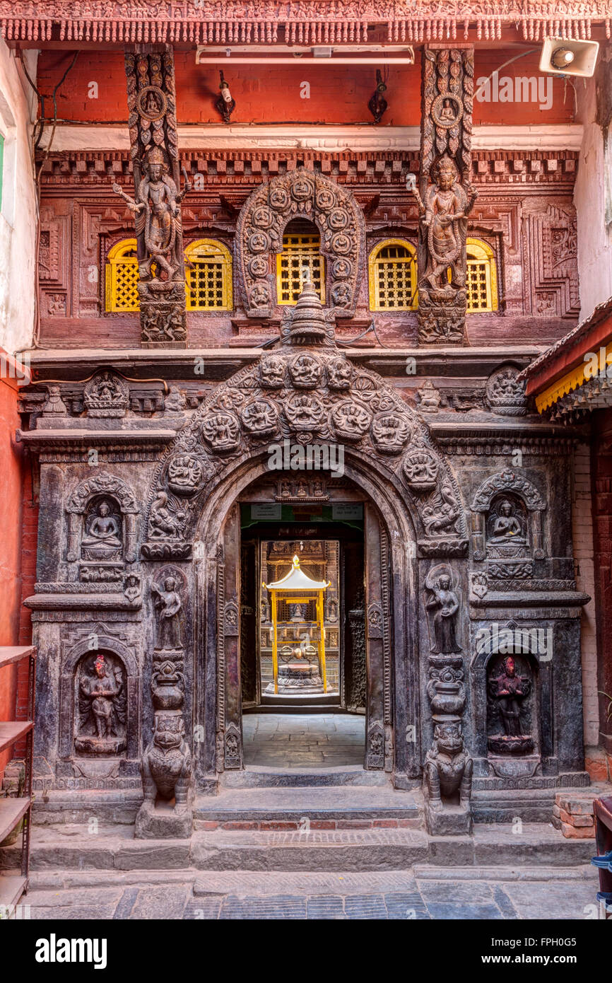 Il Nepal, Patan. Ingresso al Tempio d'Oro (Kwa Baha), un santuario buddista dove Shakyamuni (Gautama Siddartha) è adorato. Foto Stock