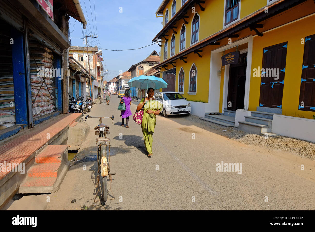 Le donne indiane in strada nella zona della città vecchia di Kochi ( Cochin) , Kerala, India conosciuta come 'Jewtown' Foto Stock