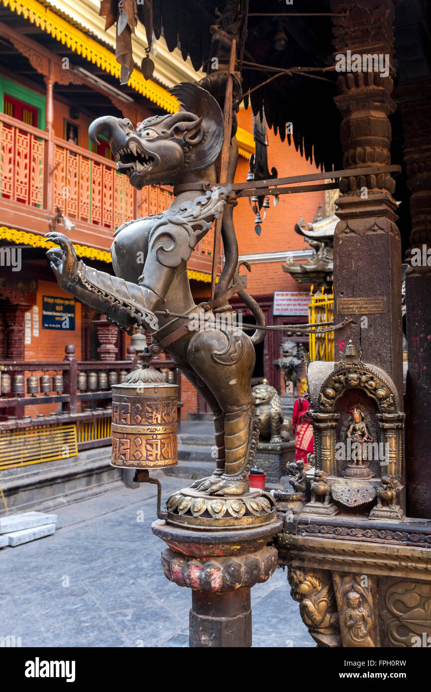 Il Nepal, Patan. Figura mitica all'interno del tempio d'Oro (Kwa Baha), un tempio buddista. Foto Stock