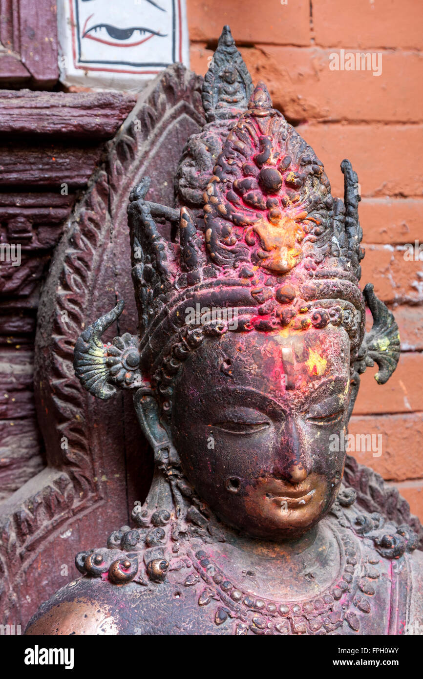 Il Nepal, Patan. Statua di Buddha all'interno del tempio d'Oro (Kwa Baha). Foto Stock