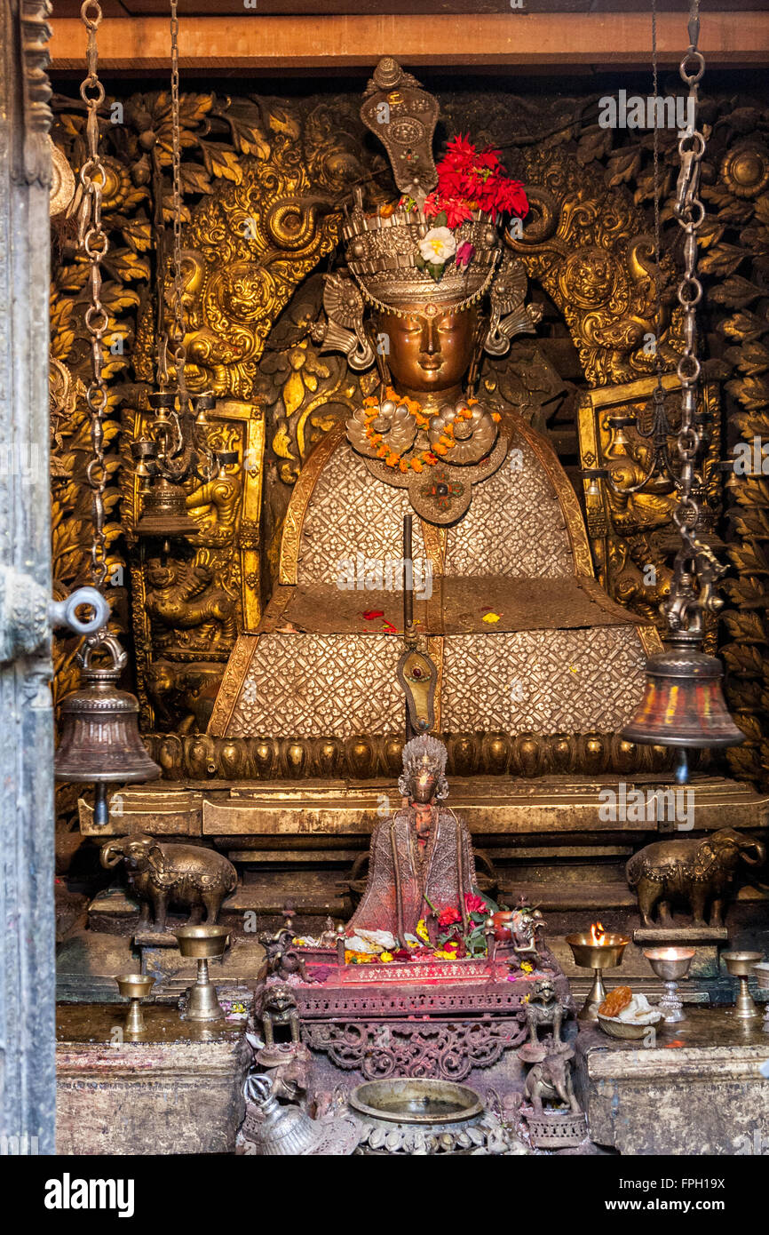 Il Nepal, Patan. Santuario di Buddha all'interno del tempio d'Oro (Kwa Baha). Foto Stock