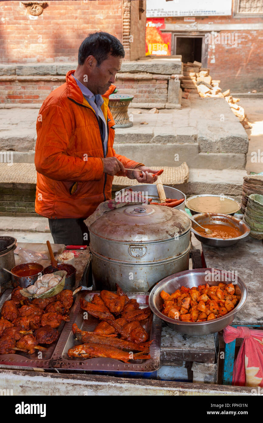 Il Nepal, Patan. Cucina di strada venditore nella preparazione degli alimenti. Foto Stock