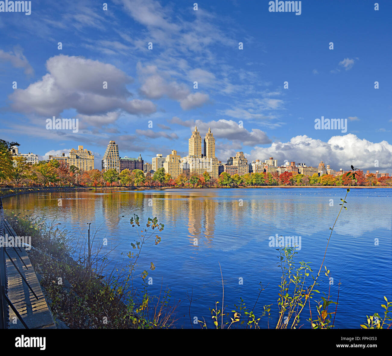 Jacqueline Kennedy Onassis serbatoio nel Central Park di New York City in autunno. Foto Stock