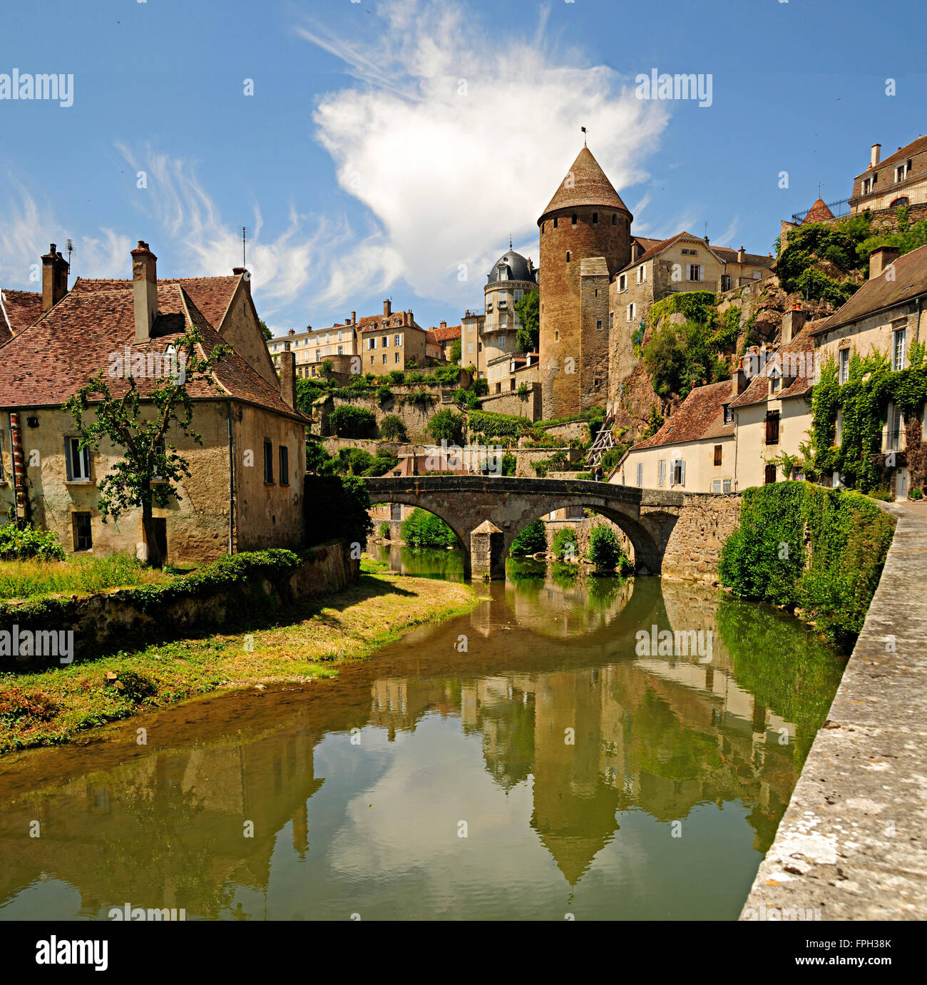 Il castello e il fiume in Borgogna medievale città di Semur en Auxois. Foto Stock