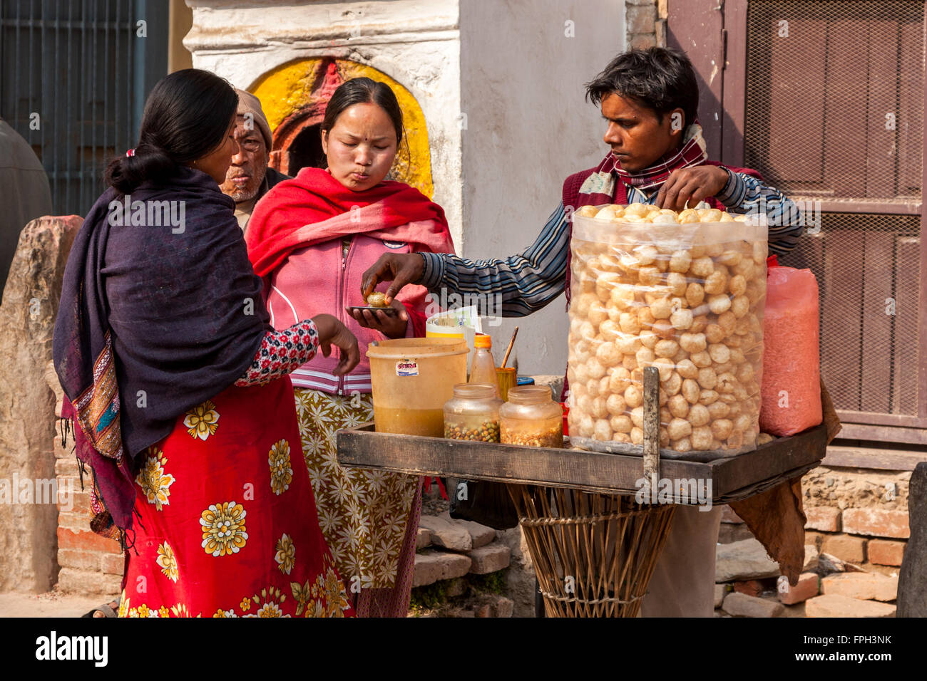 Il Nepal, Patan. Cucina di strada di fornitori e clienti. Foto Stock