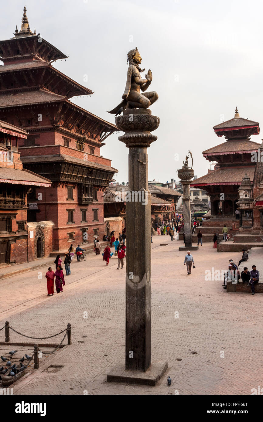 Il Nepal, Patan. Durbar Square, marzo 2009. Garuda Statua in primo piano è sopravvissuto il aprile 2015 terremoto. Foto Stock Il Nepal, Patan. Durbar Square, marzo 2009. Garuda Statua in primo piano è sopravvissuto il aprile 2015 terremoto. Foto Stock