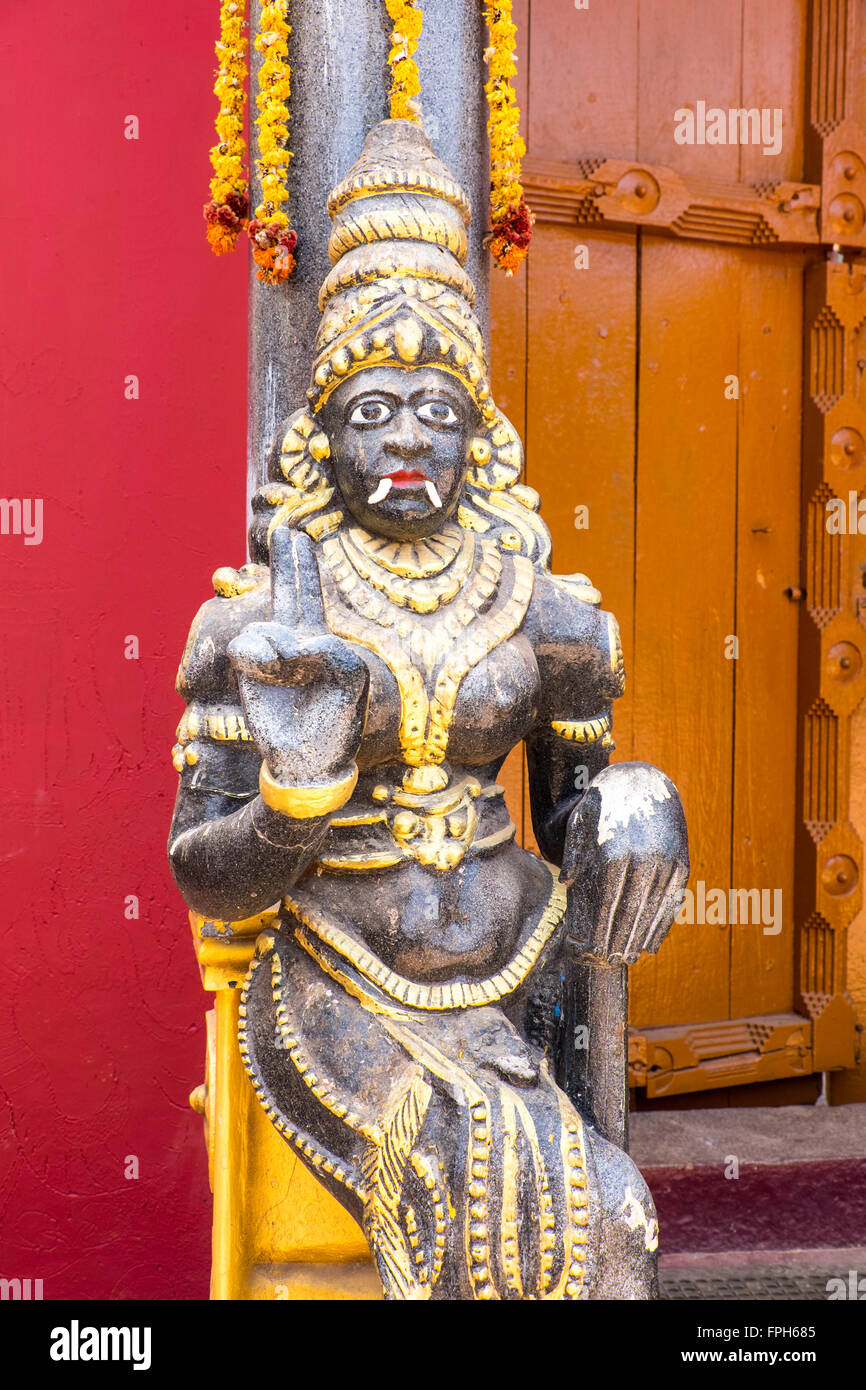 Colorate e sculture decorative in un tempio indù nel sud dell'India Foto Stock