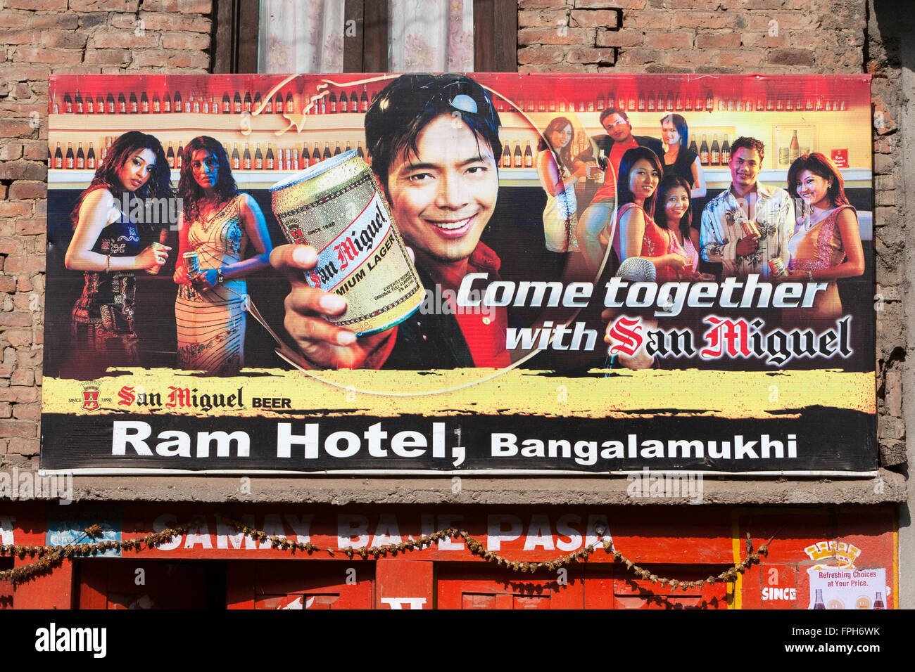 Il Nepal, Patan. La pubblicità che mostra i giovani moderni millenario generazione Nepalese. Foto Stock