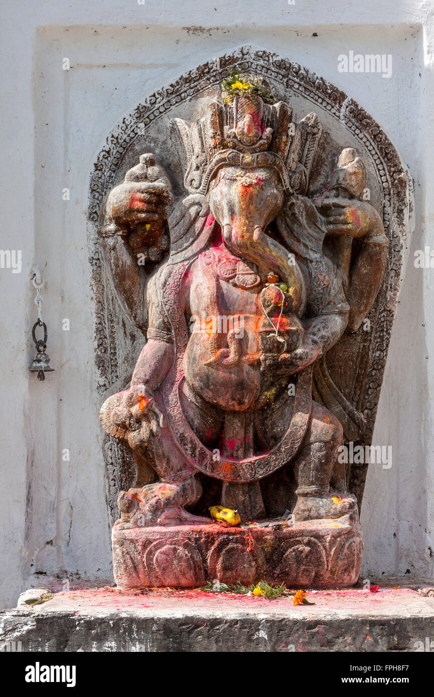 Il Nepal, Patan. Santuario con offerte a Ganesh (Ganesha). Foto Stock