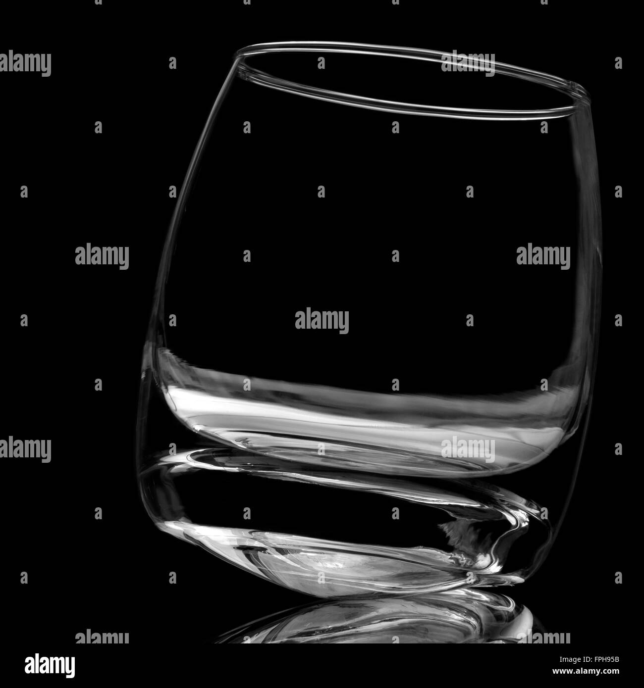 Per un bicchiere di whiskey su sfondo nero non viene riempita Foto Stock
