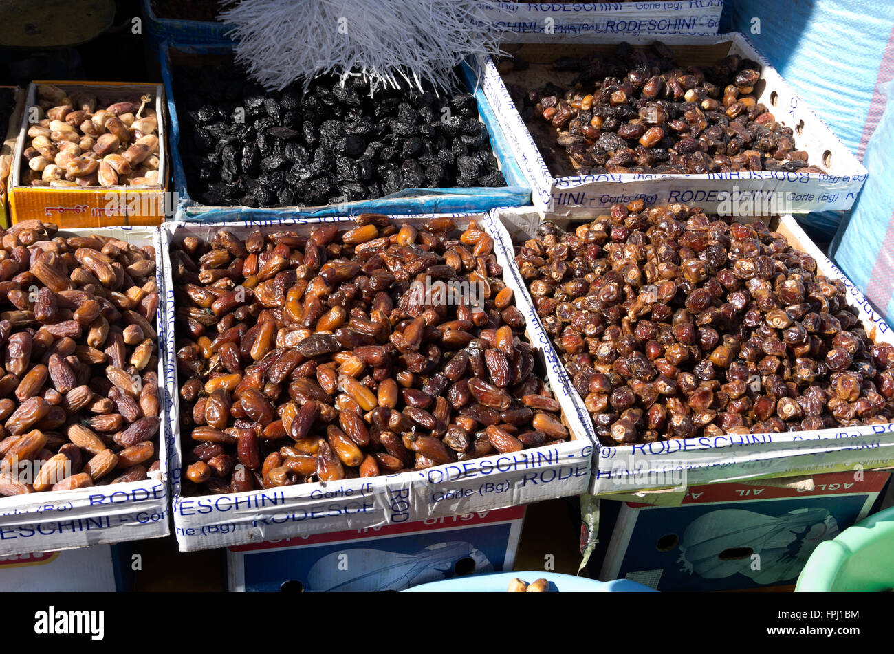 6 scatole di datteri e le prugne secche a frutta secca stand nel Souk Foto Stock