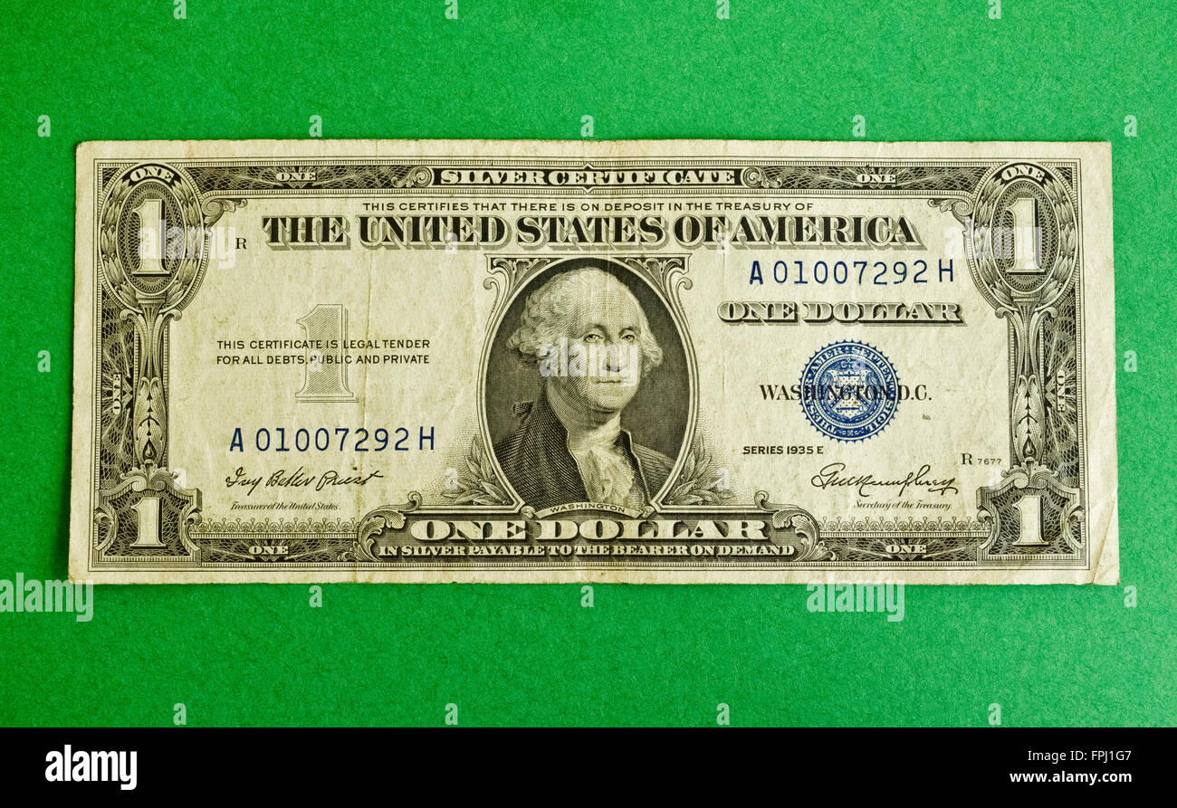 Un utilizzati negli Stati Uniti Un dollaro che è una delle piccole dimensioni di argento certificati rilasciati tra il 1928 e il 1957. Si certifica che non vi era in deposito presso il Tesoro degli Stati Uniti d'America " un dollaro in argento pagabile al portatore on demand." Questa carta moneta è stata emessa soltanto in $1, $5 e $10 denominazioni. Di maggiori dimensioni argento certificati sono stati emessi in precedenza tra il 1878 e il 1923 e ha promesso il pagamento da parte del governo degli STATI UNITI Tesoriere nella effettiva dollari d'argento. Certificati d'argento sono stati sostituiti dalla Federal Reserve Note a partire dagli anni sessanta. Certificati di rimanere legale. Foto Stock
