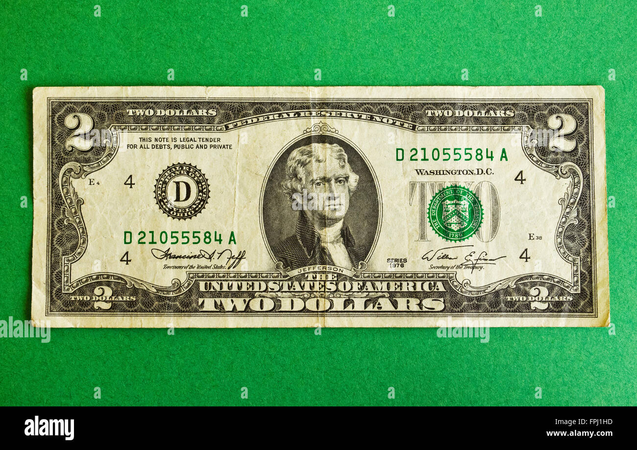 I due Dollar bill è un Stati Uniti banca nota denominazione non in comune pratica e pensato talvolta dal pubblico per essere interrotto o addirittura phony. Rilasciato per la prima volta nel 1862, $2 fatture sono stati fermati essendo realizzate negli anni sessanta a causa della loro impopolarità e raro uso. Due dollari Usa carta moneta è tornato come Federal Reserve Note nel 1976, come questo utilizzato uno, e che rimangono in tiratura limitata. Una nuova serie è stata emessa nel 1995, 2003, 2009 e 2013 perché non vi è stato un nuovo tesoriere del Stati Uniti o Segretario del Tesoro e le loro firme deve apparire sulle banconote Foto Stock