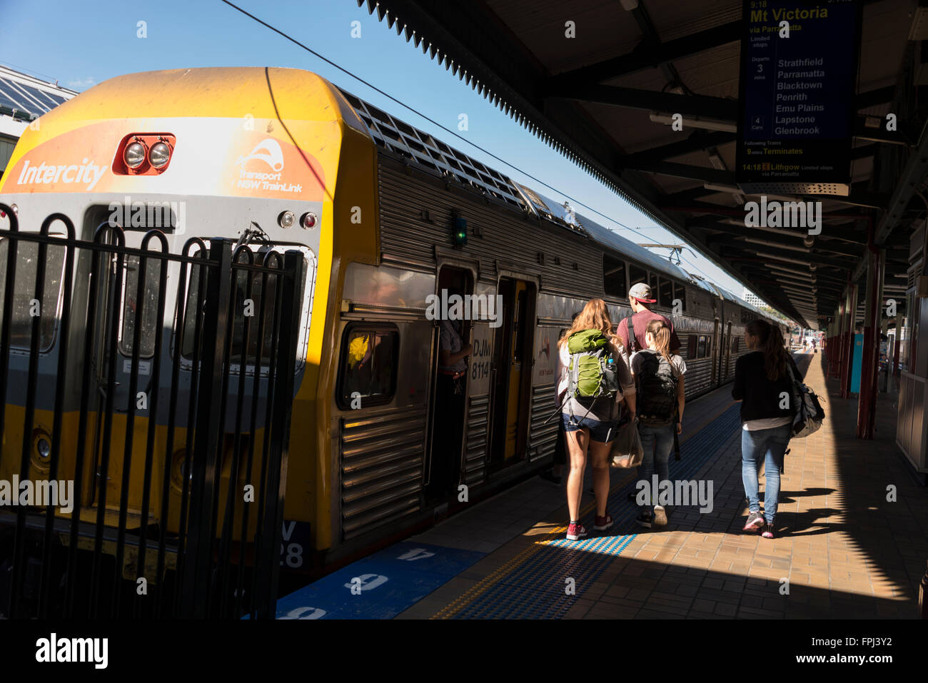 I passeggeri dei treni salendo a bordo di un treno locale a due piani Inter-City presso la stazione ferroviaria centrale di Sydney, New South Wales, Au Foto Stock