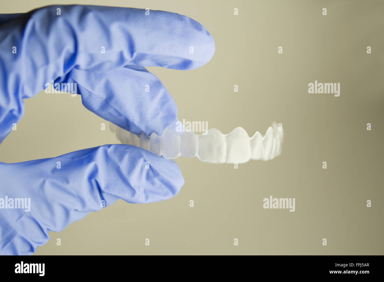 Dentista tenendo la mano invisibile ortodonzia Foto Stock