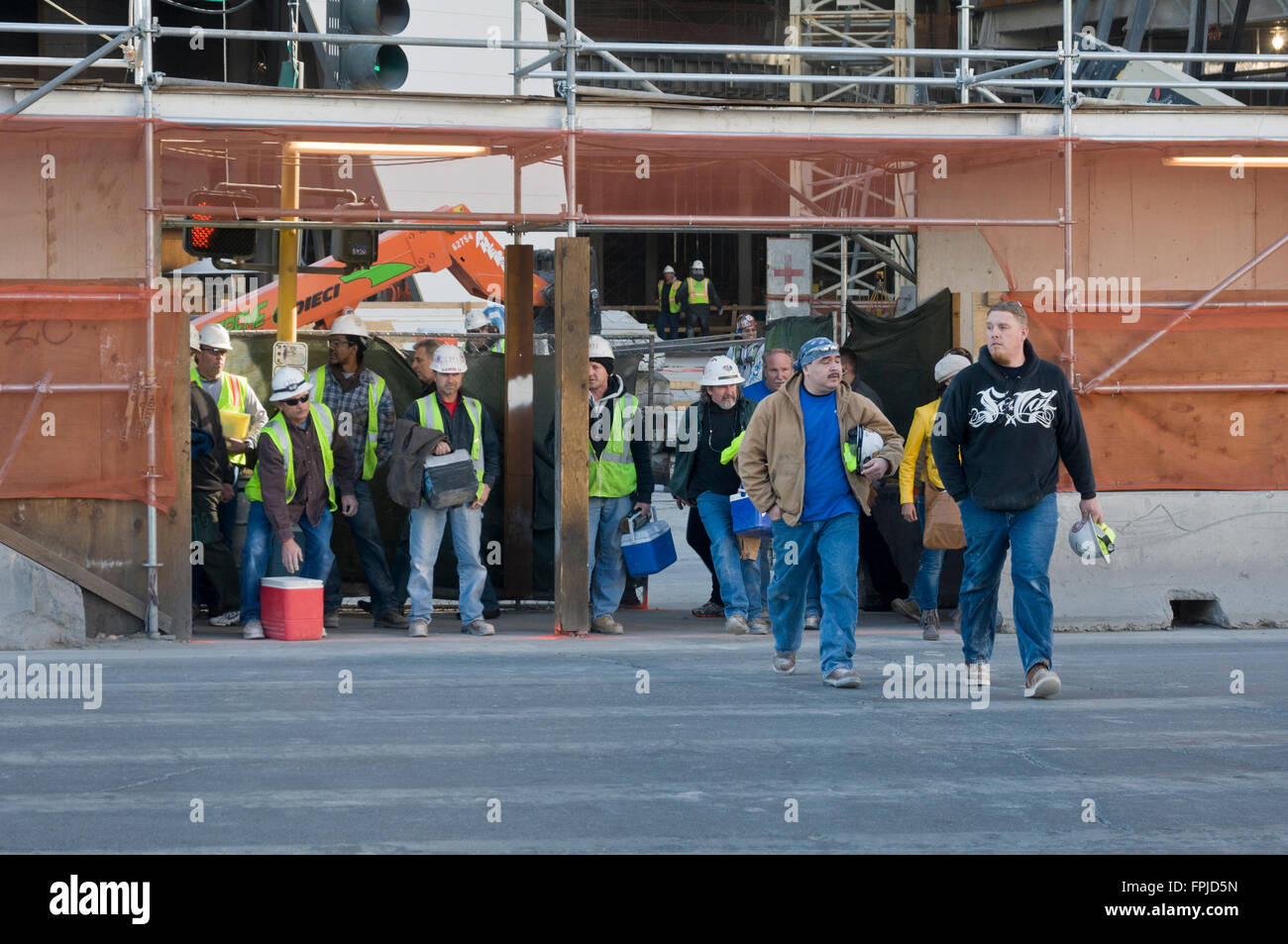 Las Vegas, Nevada. Un gruppo di lavoratori edili di lasciare il lavoro dopo il lavoro. Foto Stock