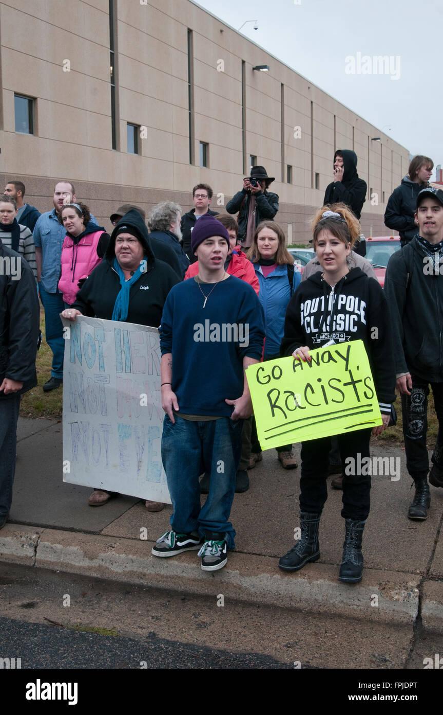 Minneapolis, Minnesota. Raduno neonazista. Il neonazista nazionale movimento socialista manifestano contro un anti-razzista workshop b Foto Stock