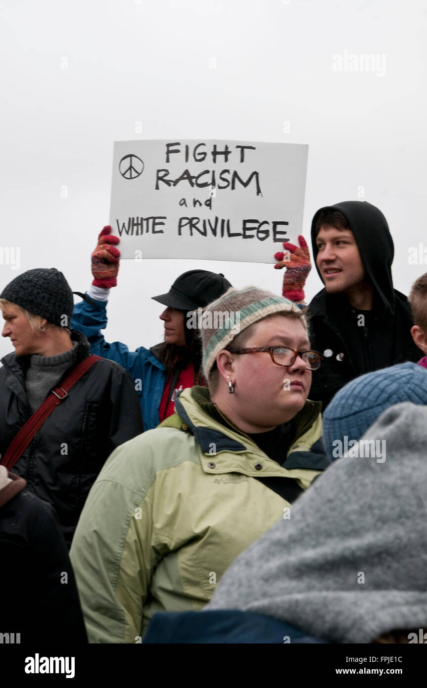 Minneapolis, Minnesota. Raduno neonazista. La nazionale movimento socialista manifestano contro un gruppo neonazista. Foto Stock