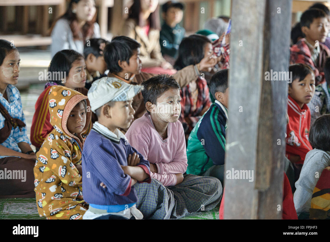 I bambini in una scuola del tempio, Bagan, Myanmar Foto Stock