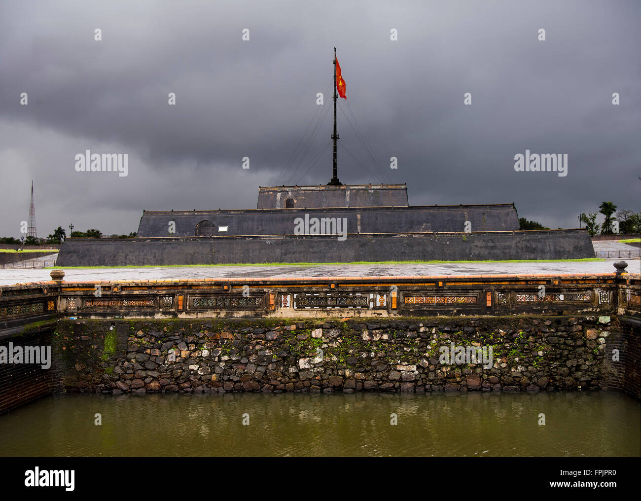 La Cittadella, Tonalità battenti la bandiera vietnamita in un giorno di tempesta Foto Stock