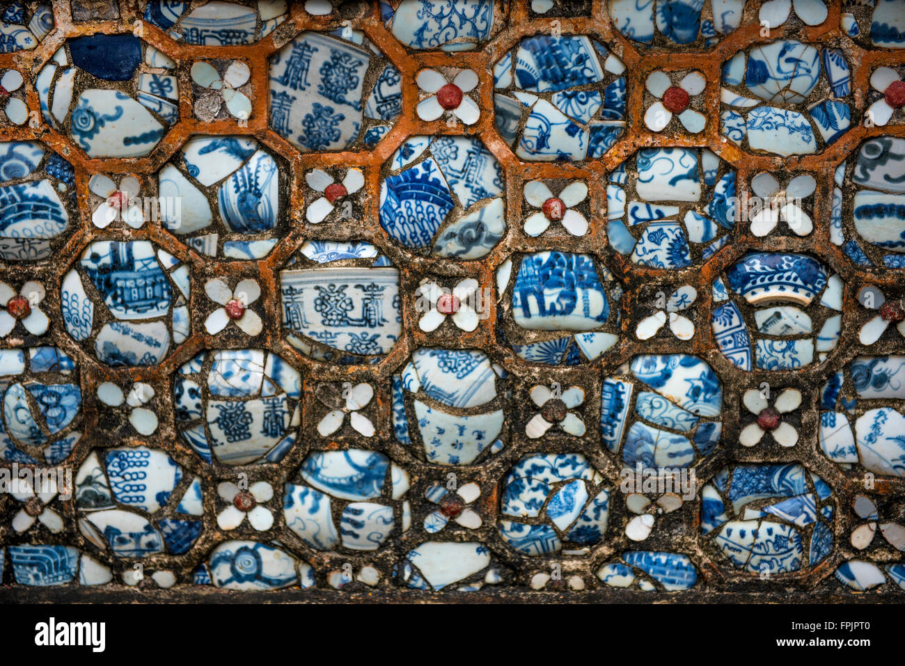 Delicato di ceramica e di mortaio mosaico motivi in città imperiale, la Cittadella, la tinta, Vietnam Foto Stock